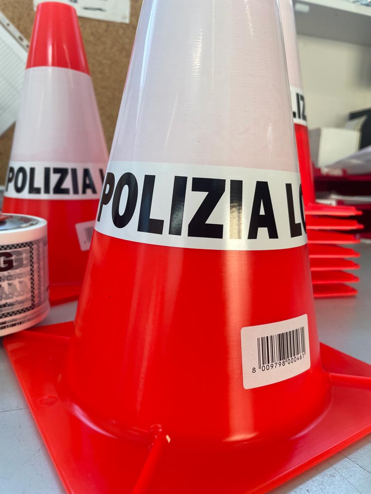 Personalizzazione coni stradali con adesivi