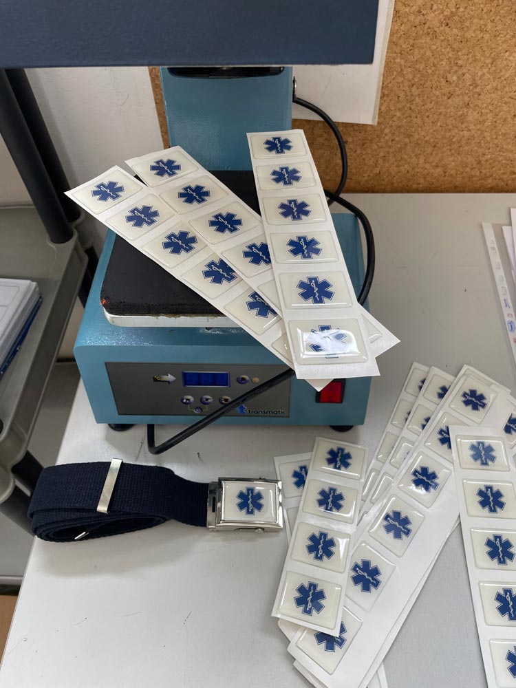 Realizzazione etichette resinate e applicazione su fibbia cintura