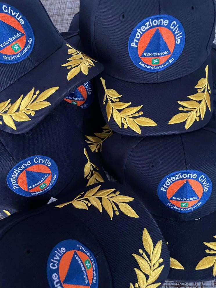 Cappellini con ricamo su visiera e logo
