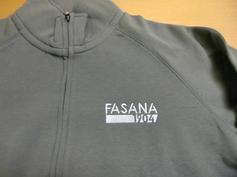 Divisa aziendale ricamata