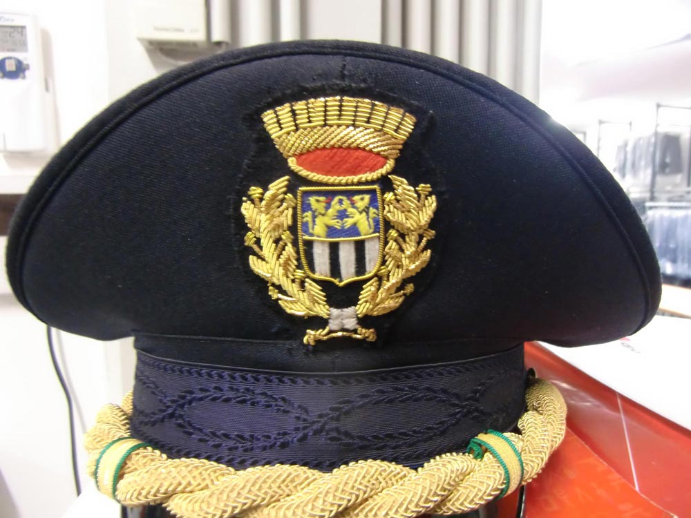 Fregio ricamato e applicato su copricapo