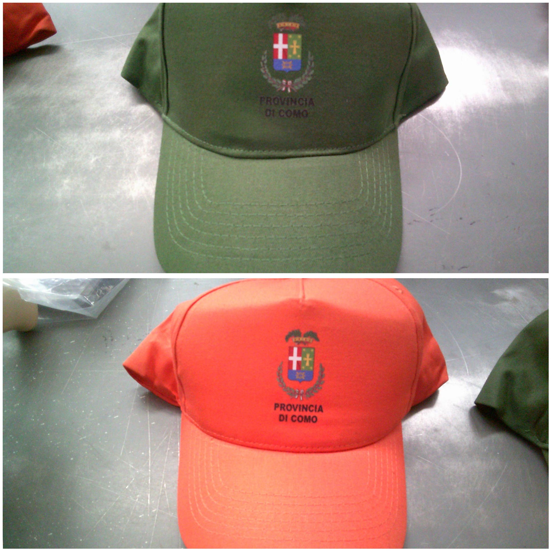 Cappellini con logo stampato