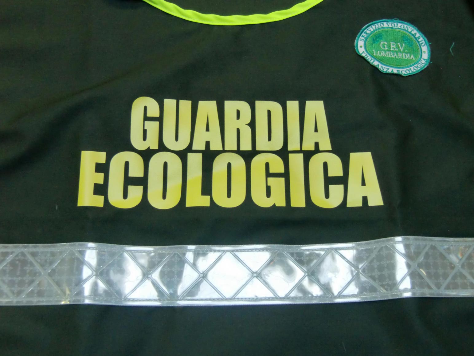 Stampa fluorescente e fregio ricamato su gilet