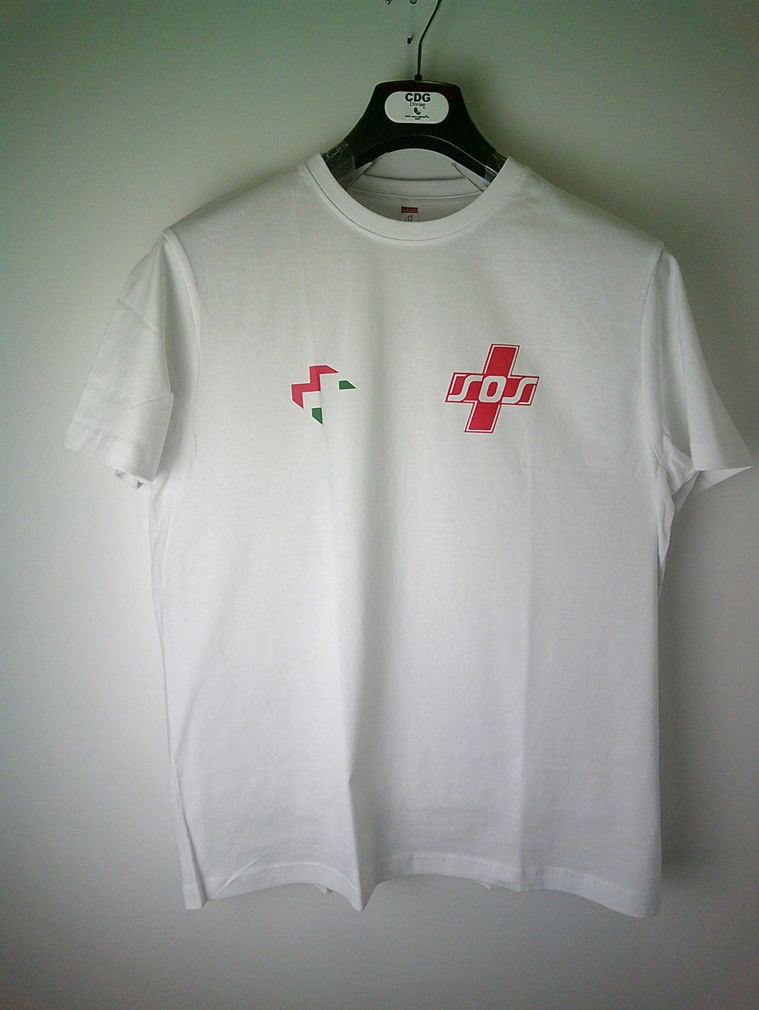 S-shirt SOS con loghi stampati.